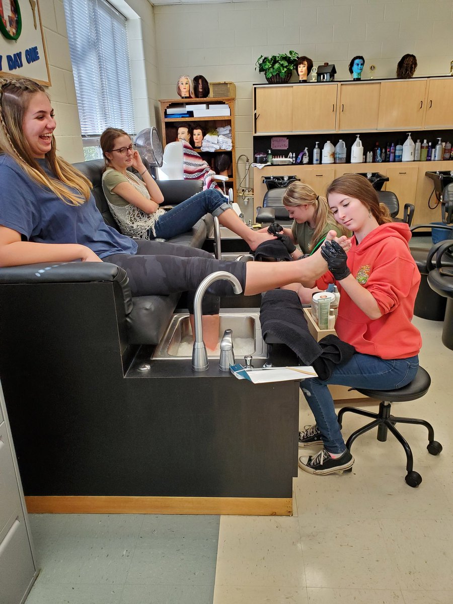 Shearious1's tweet photo. Powhatan High School pedicures  in nail tech https://t.co/PWiD1q93H0