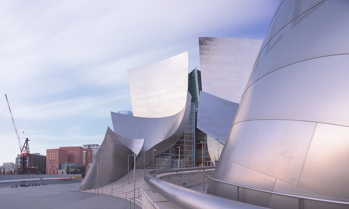 YoshihikowadaC's tweet image. ディズニーコンサートホールは個人的に本当に大好き。
ミッキーに見えて仕方ない☺️
そしてこれ実はパノラマです。PC-24mmを縦構図で15度間隔で6枚撮影後マージしてる。14mmで撮るとパースペクティブ付きすぎるので嫌なんですよ。
そしてこの建物モノクロにしたら絶対美味いやつです。
＃LAarchitecture