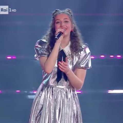 napadeslocado's tweet photo. Pictured: Elena Faggi on Una Voce per San Marino tonight and her on her Sanremo Nuove Proposte 2021 semifinal #unavocepersanmarino https://t.co/E9Iizslch5