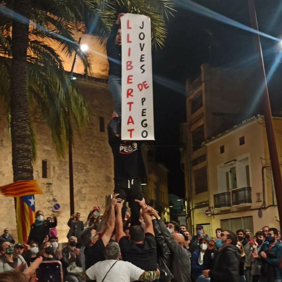 Moltes gràcies per omplir la Plaça del poble, des del Grup de Suport, agraïm cada mostra de solidaritat rebuda, el caliu de les persones presents i de les que no han pogut vindre però ens recolzen des de la distància. Gràcies de tot ❤️!
ESTIMEM ELS POBLES, REBUTGEM EL FEIXISME!✊
