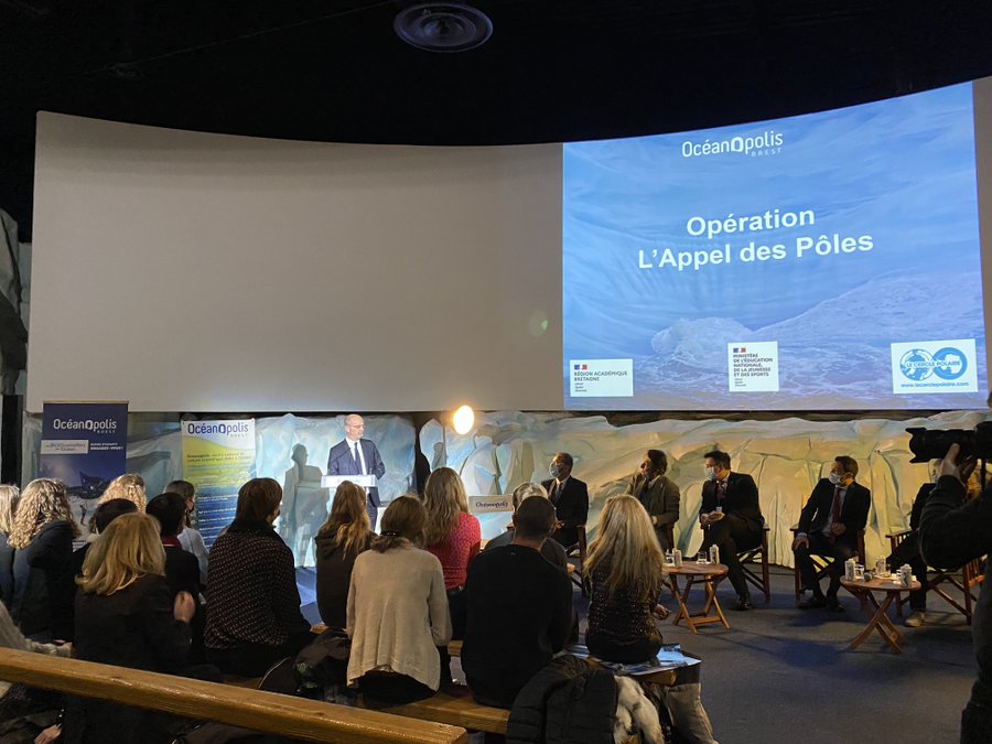 acrennes's tweet photo. J-1 ✈️ Buenos Aires Argentine 🇦🇷 
⏳Départ imminent des 2 envoyés spéciaux en Antarctique 🇦🇶

Elsa et Julien lauréats de l'opération @edd_acrennes "L'Appel des pôles" ont été félicités par @jmblanquer lors du #OneOceanSummit 

Ils embarquent pour une expédition #polaire de 9J❄️ https://t.co/1yua0KL6zG