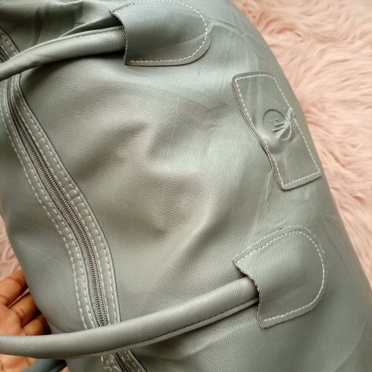 Fancy_Squaad's tweet photo. LF WEEKENDER BAG/TRAVEL BAG in grey 
Fabric: Leather 
Price : 1800

Very spacious 

Call or Whatsapp 0703249526 https://t.co/XiyvOQasPX