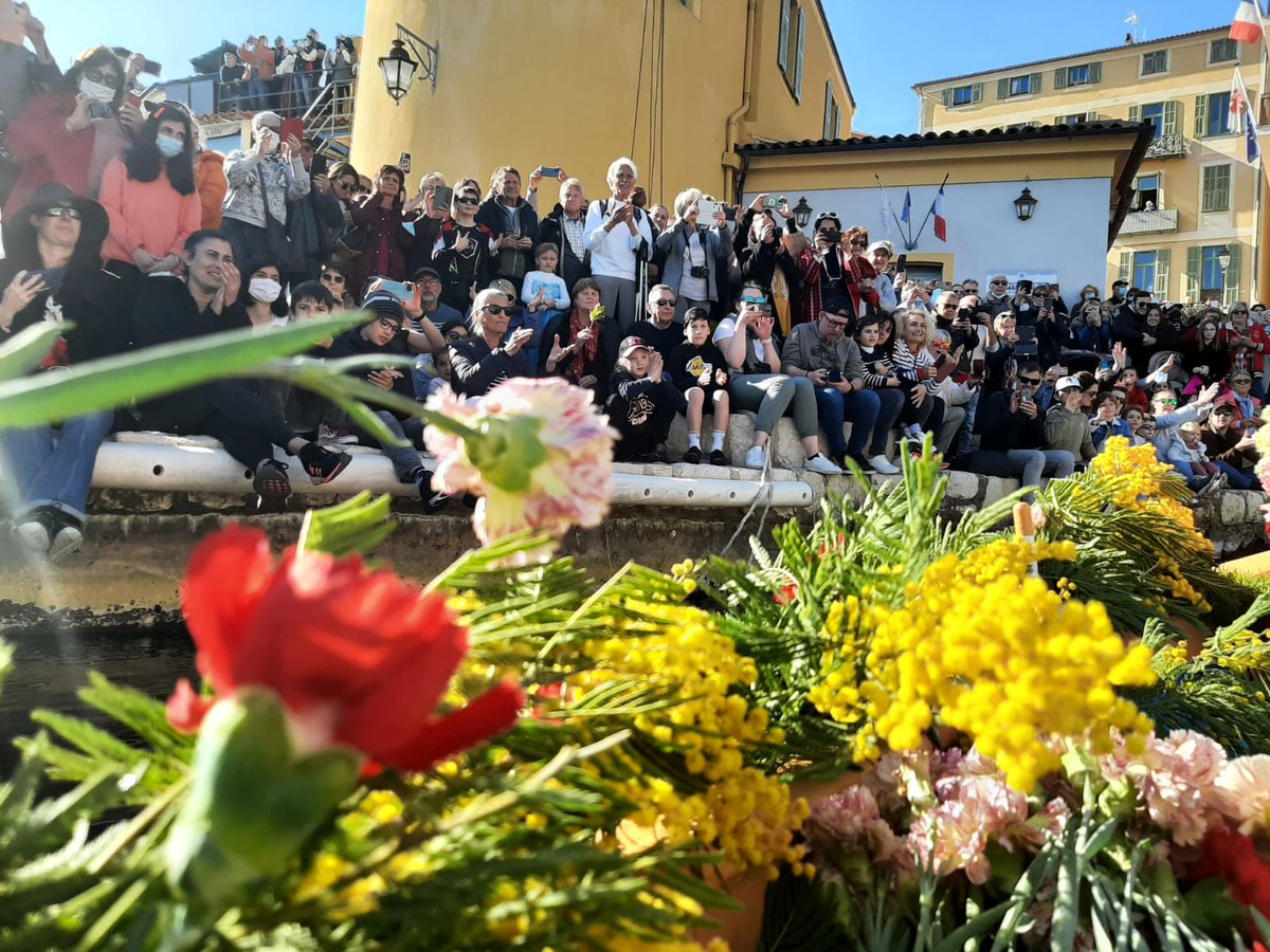 Retour en images sur le combat naval fleuri de Villefranche-sur-Mer

france3-regions.francetvinfo.fr/provence-alpes… #combatnavalfleuri