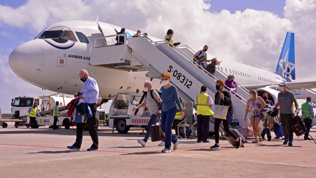CiegoPortal's tweet photo. Canadá pide más señales de pista en #CiegodeÁvila
🛩Con el regreso de #Transant a las pistas del Aeropuerto #JardinesdelRey, Canadá sigue confirmándose como el mercado más importante para el polo turístico avileño https://t.co/1rY5HCfGYg https://t.co/NtiBmbjQUL