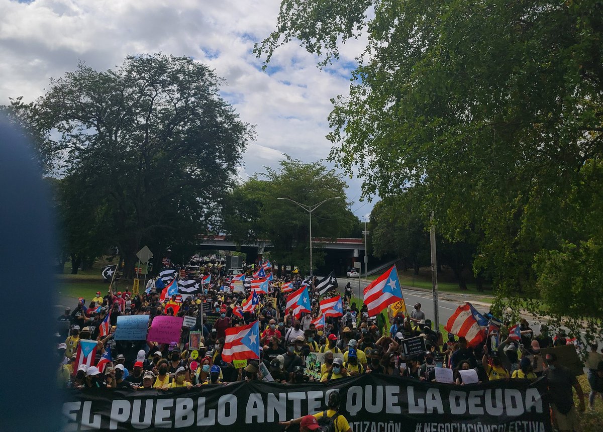 RobbyCortes's tweet photo. La marcha de empleados públicos entra a la Avenida Roosevelt, en ruta hacia las oficinas de la #JuntaDeControlFiscal @FOMBPR, en la Milla de Oro en Hato Rey. (Foto: @JaveColon) #PuertoRico #RetiroDigno #SalarioJusto #BoriFlu https://t.co/LTciQkx29m