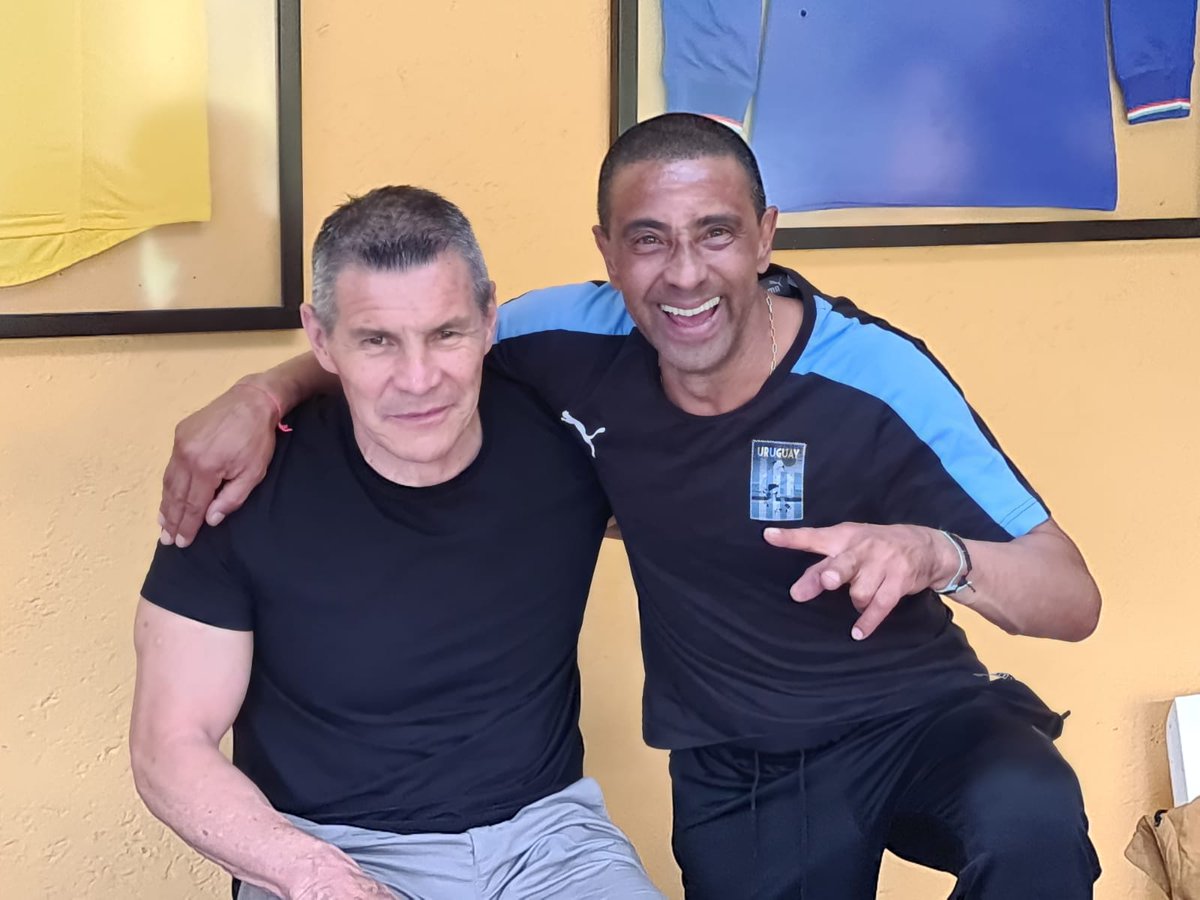 Suponiendo que Solari salga del equipo,yo elegiría una de estas 3 duplas para dirigir al Club América.
DT <a href="/cesilio6/">🇺🇾Cesilio De Los Santos</a>, Tena, auxiliar.
DT <a href="/Potropegaso21/">RAULGTZ.®</a>, <a href="/MarcoSanchezY5/">@SánchezYacuta</a> auxiliar
DT <a href="/elcabezaluna/">juan a. luna</a>, Cristóbal auxiliar.
Que opinan señores?