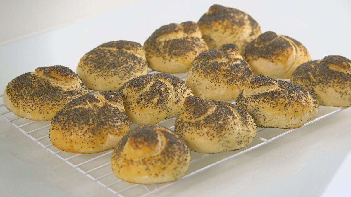 DeliaOnline's tweet photo. Weekend baking with Delia - take a browse through our collection of bread recipes https://t.co/86K2yEUVEs #baking #bread #homemade #breadrecipes #howtomakebread https://t.co/9Q2gFCpl7f