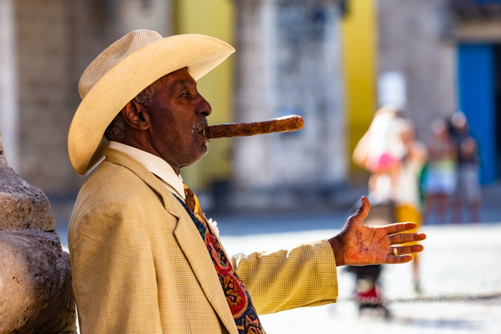 "Un puro porfavor"

"A Cigar please"

#Cubatravel #havana #lahabana #habana #Cubalculture #Cuban #beautifulcuba #cubanart #visitcuba #igerscuba #travelcuba #kuba #instancuba #oldhavana #cubanlife #ilovecuba #cubalove #cubatrip #cubangallery #cubano #havanacuba