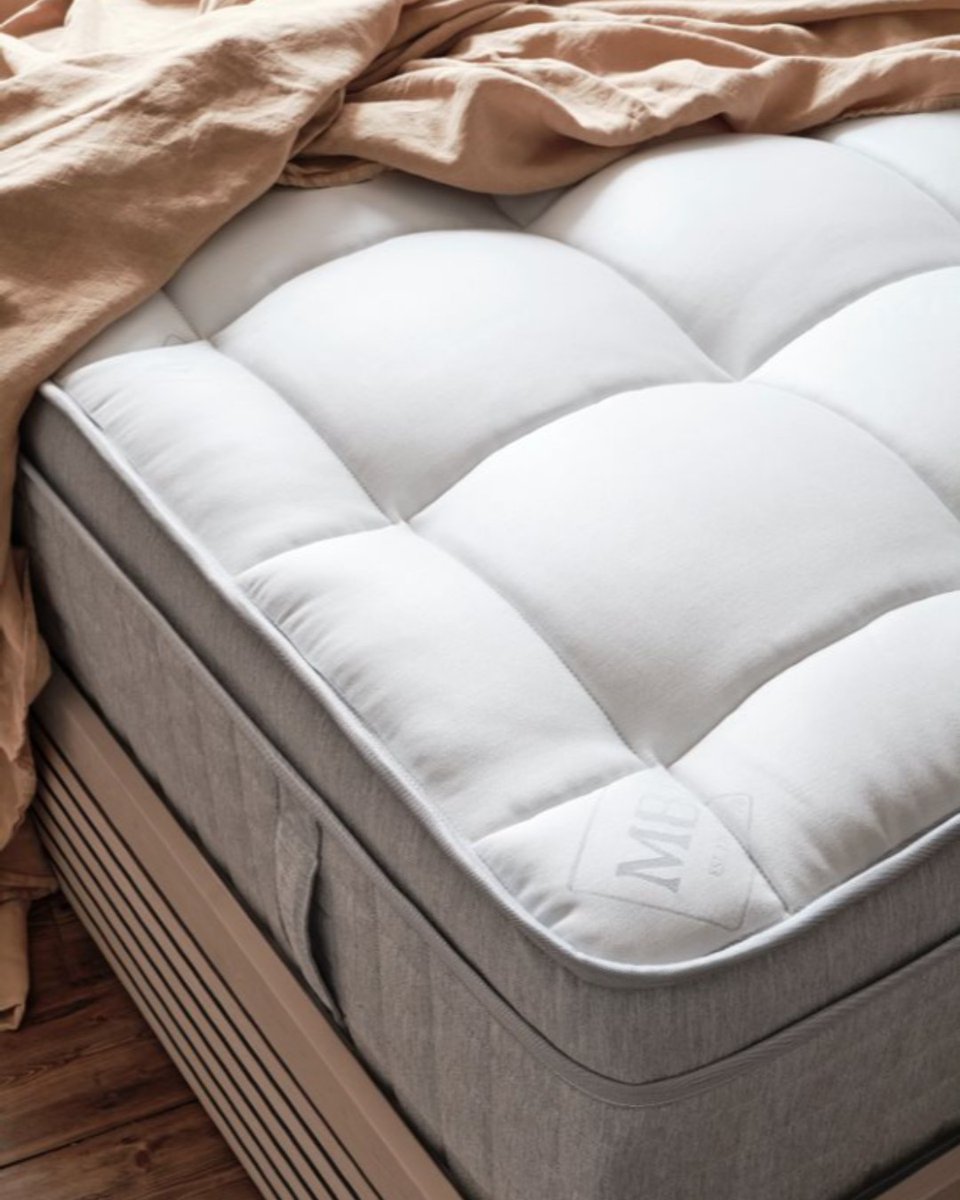 Let’s take a closer look at our new SmoothTech range and the tuft -free surface.

Tufts are important to the mattress integrity, keeping all the layers and pocket springs in place.  Smooth-Tech is tufted but the tufts are inside the mattress💡
 
#perfectsleep #SmoothTech #sleep