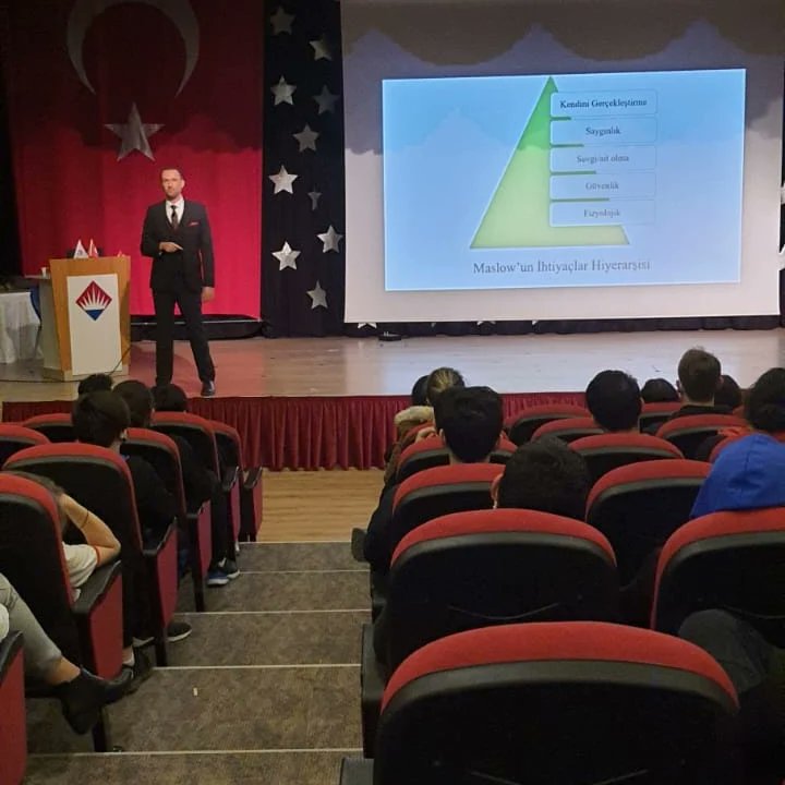 BK_Canakkale's tweet photo. Bugün Master6 programı kapsamında İşkur Meslek Uzmanı Yasin Sezgin Fen ve Anadolu Lisesi öğrencilerimize meslek seçimi ve eğilimleri hakkında söyleşi yaptı. Kendisine paylaşımları için çok teşekkür ederiz.  #bahçeşehirkoleji https://t.co/4SkAplITLE