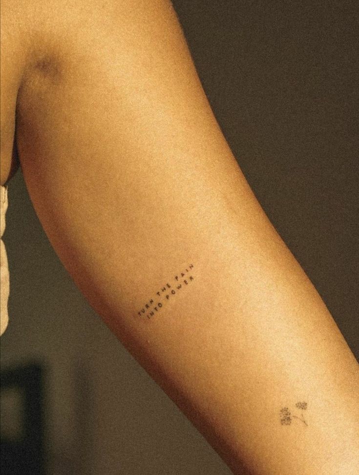 The First Sentence| short au cebonica
 
Onde a primeira frase do amor da sua vida está tatuada no seu corpo.

Onde Mônica está cansada de esperar e decide iniciar um relacionamento com uma pessoa que ela não está destinada.

Onde Cebola aparece para Mônica.