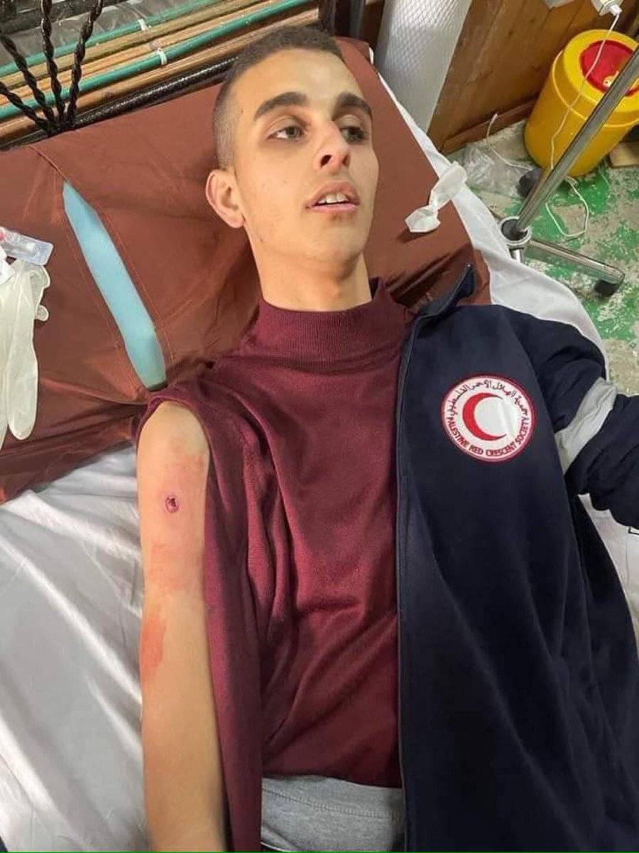 Israeli 'soldiers' target Palestinian paramedic Alaa Khdair shooting him in his shoulder as he was treating the wounded in Beita — #SaveBeita