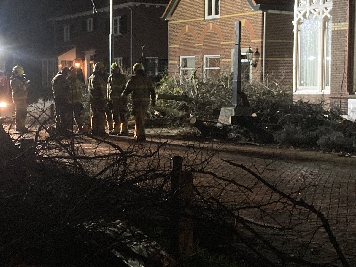 henkbaltussen's tweet image. Ook het kruisbeeld op #hetZand in #Boxmeer heeft storm #Eunice niet overleefd.