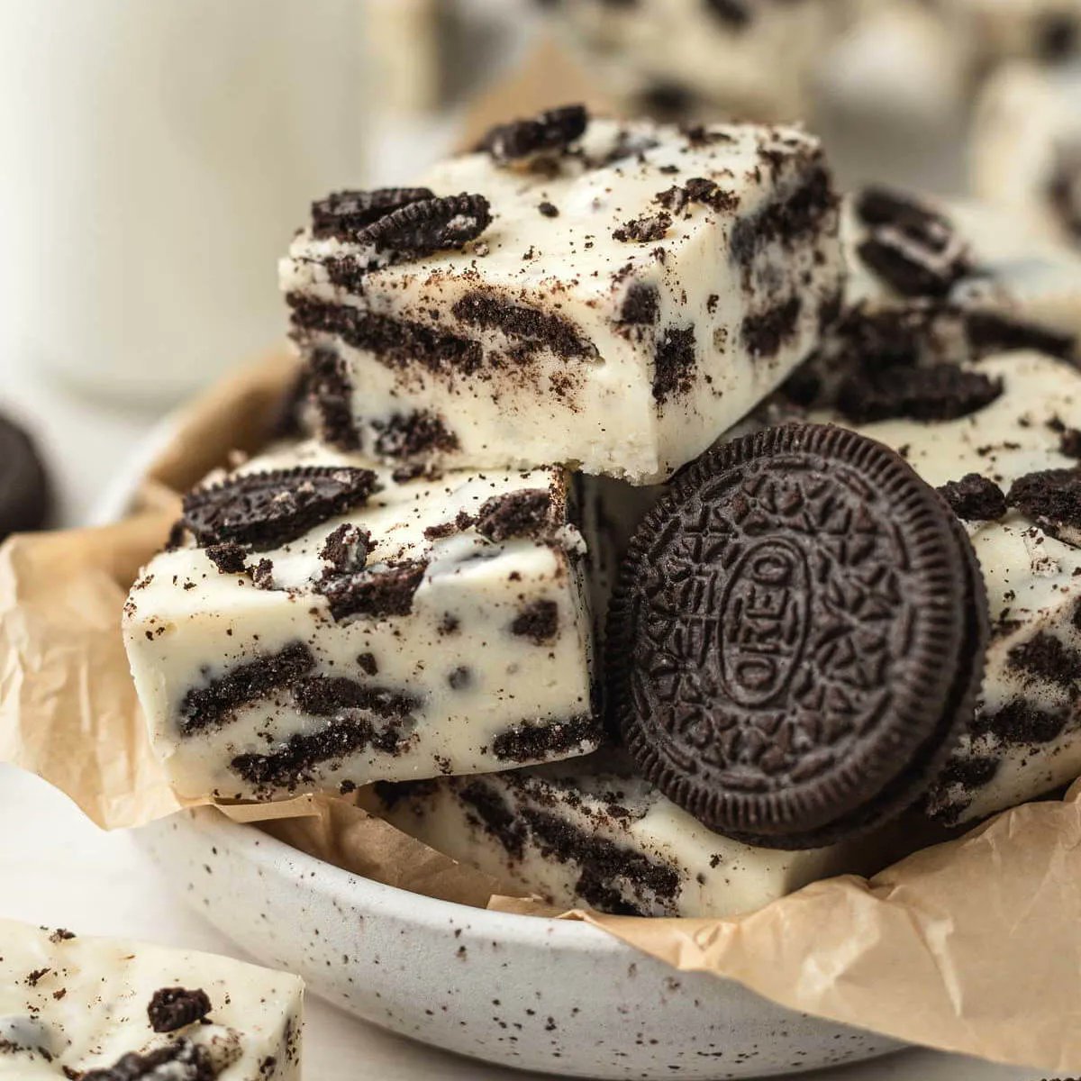 livewellbake's tweet photo. Oreo fudge is a simple no-bake dessert that’s perfect for gifting! This recipe uses just five basic ingredients and requires 15 minutes of hands-on prep work. #oreofudge #fudge #oreo #dessert #baking https://t.co/aHxg1nAZsB https://t.co/eCChtVIjWr