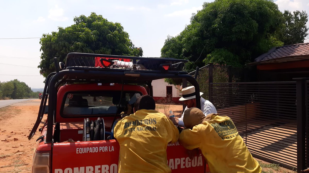 BomberoCarapegu's tweet photo. #INCENDIOS
Intensa actividad contra los  incendios. Por de pronto Incendio Zona Cerrito Controlado. Otro foco en Cía. caapucumi zona humedales del #ypoa está siendo afectado por la quema. Personales están trabajando bajo este intenso calor. #BOMBEROSCARAPEGUA https://t.co/aKdVNx6O9t