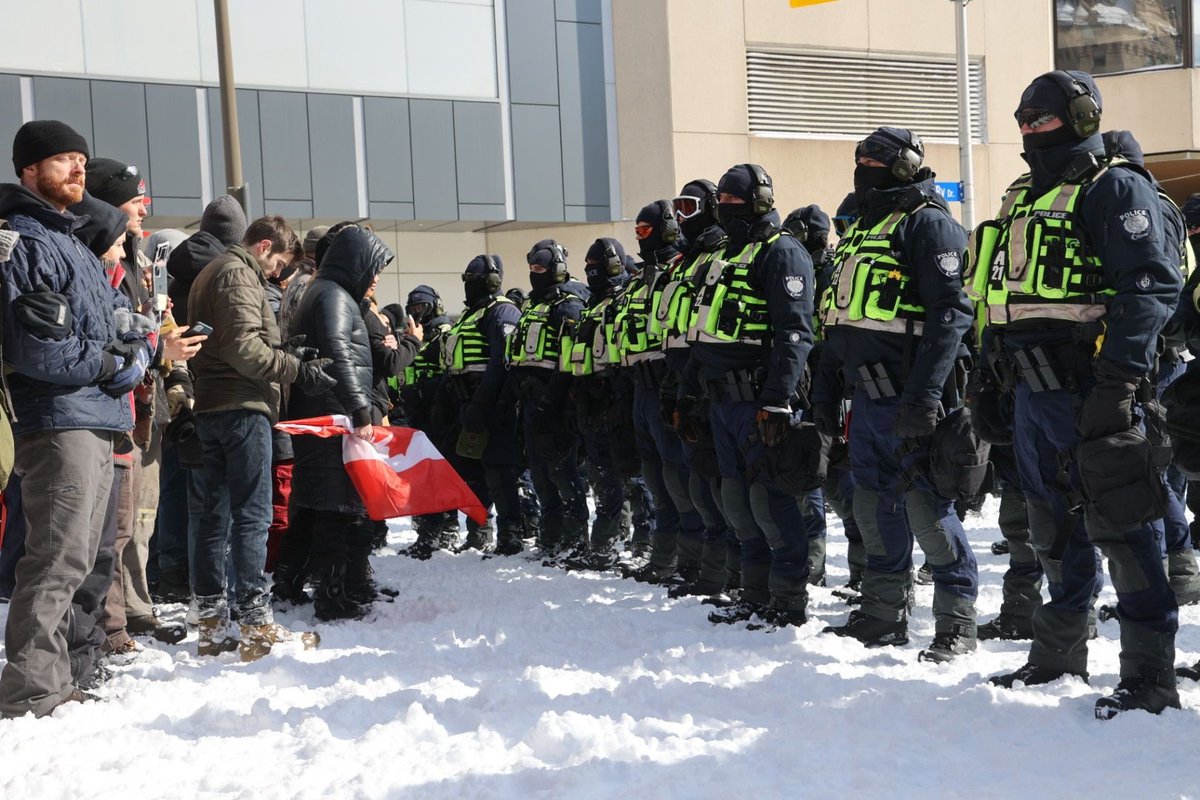 OttawaPolice's tweet photo. What you are seeing are Public Order Units in a line formation. Protestors are continuously being told to leave, or they face arrest.
You will see the line slowly moving forward to give people who want to leave the opportunity to do so.
 #ottawa #ottnews https://t.co/5hUo9NuuNi