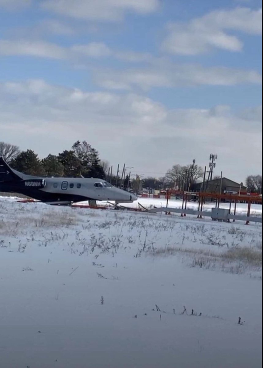 #BREAKING A jet has slid off of runway 33 st City Airport. Tower is requesting assistance from Detroit Fire. E-20/E-41/E-46/L-31/SQ-3/CH-6/Senior Chief 203 on scene. No injuries reported. #AircraftDown