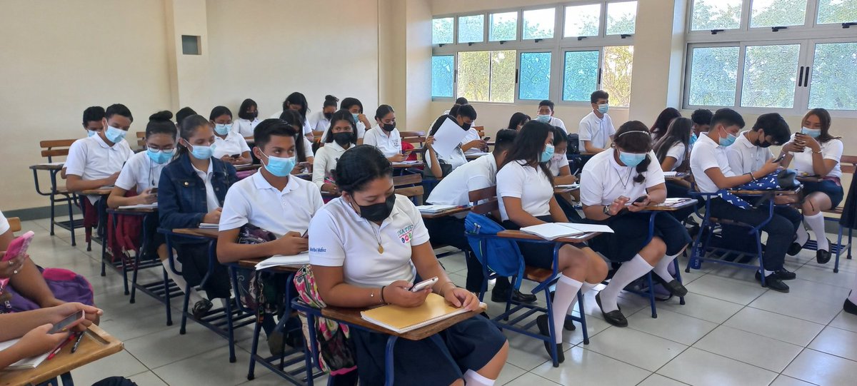 CentroTec_JDMR's tweet photo. Estudiantes del Bachillerato Técnico realizaron quizizz 📱👱‍♀️🧔 sobre la biografía de Nuestro General de Hombres y Mujeres libres, Augusto C. Sandino, promoviendo Estudio y Apropiación de la Vida y Legado de Nuestro General desde el Centro Tecnológico Juan de Dios
#SoyTecNicaragua https://t.co/WyQzi1nMUO