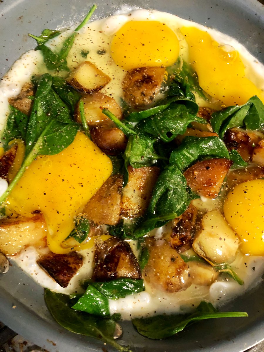 LeighTobes's tweet photo. Scramble: Potatoes confit, spinach, &amp; @EgglandsBest #eggs #eggys #breakfast🍳 #getgreens🥬 IN THE MORNING!🌅 https://t.co/YlMD0EPZaw