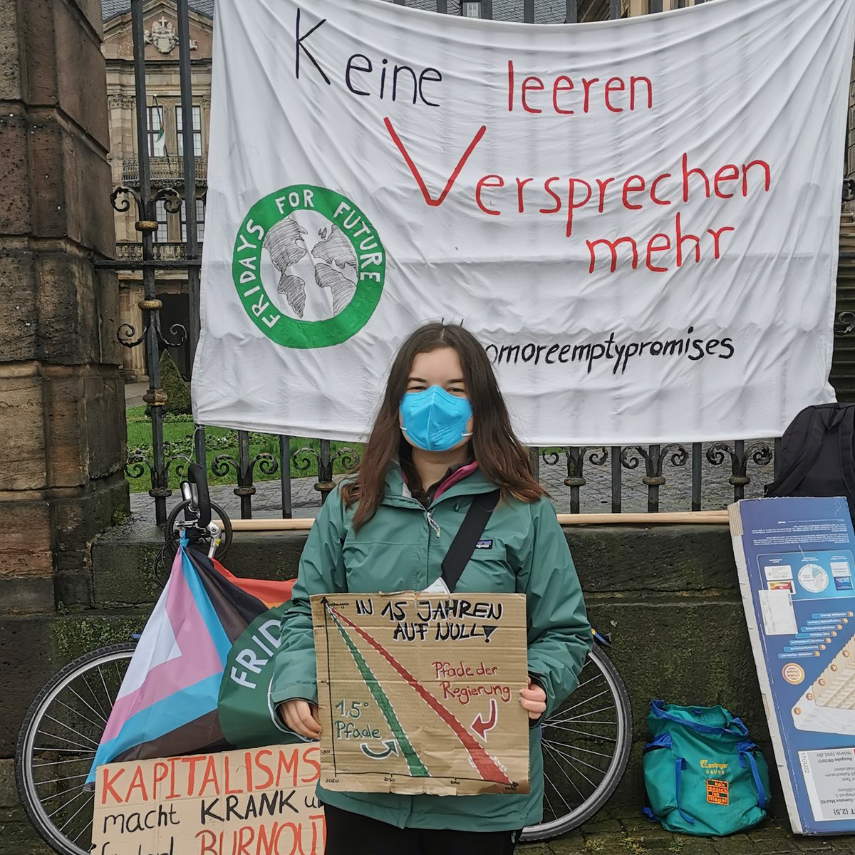 FridayForFuture's tweet photo. Die Ampel hat 1,5°C versprochen, doch ihre bisherige Politik #ReichtHaltNicht dafür. Noch immer stehen die Profite von Chefetagen über unseren Lebensgrundlagen.

Also seid am 25.03. beim Globalen Klimastreik dabei und lasst uns gemeinsam #PeopleNotProfit fordern! https://t.co/SSPwh24bRZ