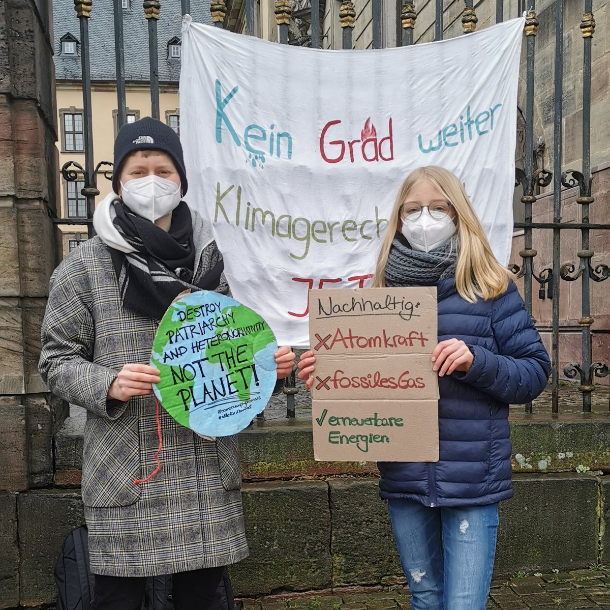 Die Ampel hat 1,5°C versprochen, doch ihre bisherige Politik #ReichtHaltNicht dafür. Noch immer stehen die Profite von Chefetagen über unseren Lebensgrundlagen.

Also seid am 25.03. beim Globalen Klimastreik dabei und lasst uns gemeinsam #PeopleNotProfit fordern!