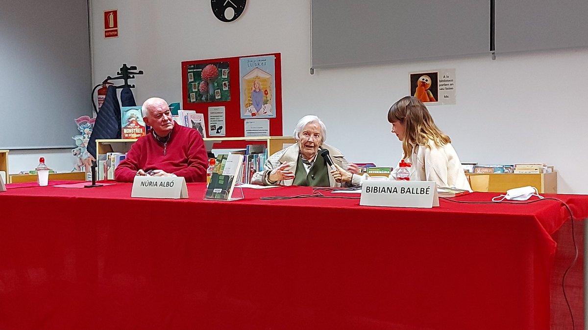 Ple absolut a la <a href="/BibliolaGarriga/">Biblioteca La Garriga</a> a la presentació de l'edició 25 aniversari de "Quan xiula el tren", amb una conversa entre l'autora, l'escriptora i ex alcaldessa de #laGarriga Núria Albó, i la periodista <a href="/BibianaBallbe/">Bibiana Ballbè</a>.
