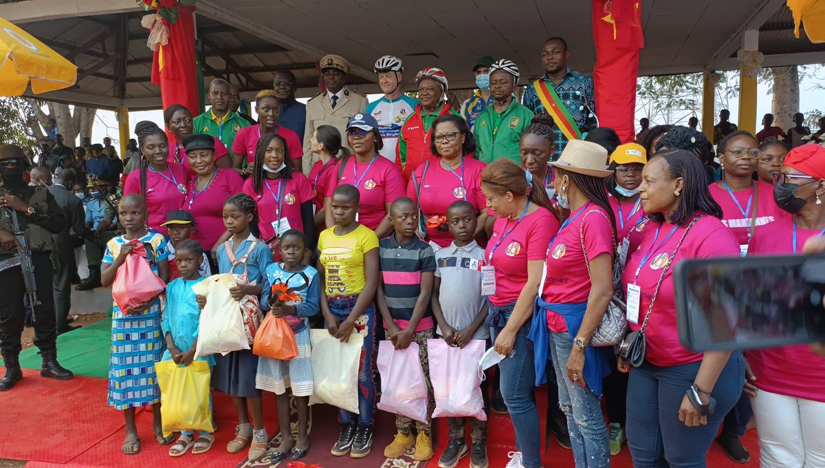 CRTV_web's tweet photo. #CycloTour2022
Terminus de la 1ere journée de la randonnée cycliste de @FrauCameroun à la place des fêtes de #Dimako où le gouverneur de la région de l'Est, Grégoire Mvongo, a accueilli les différentes délégations conduites par @ChrisGuilhou, l'ambassadeur de @FRauCameroun https://t.co/aqWh9y4Ceu