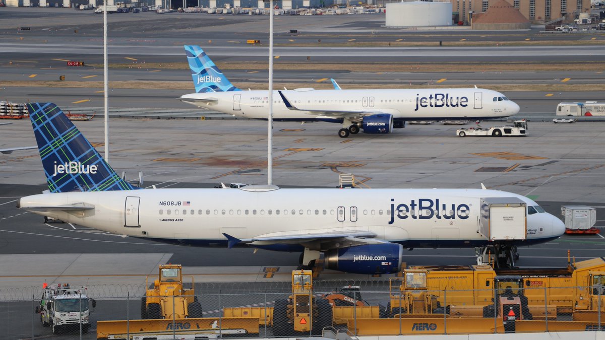 Aviagamer1's tweet photo. Two @JetBlue aircraft at JFK on 11/28/21
16 year old N608JB parked on a hardstand with its new sister N4058J in the background. https://t.co/4BEuNoLluQ