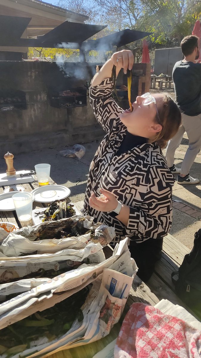 davidgabriel71's tweet photo. what if someday you come to visit @GENOCOV @UABBarcelona @DeqbaUab and find a group of dynamic, familiar, friendly people? well things like this happen... calçotenfest! @luis_rafael87 we miss you!!
 @Unipisa @RecyclesEu  secondee Isabella Pecorini really enjoyed + many others! https://t.co/dvdYr4aabN