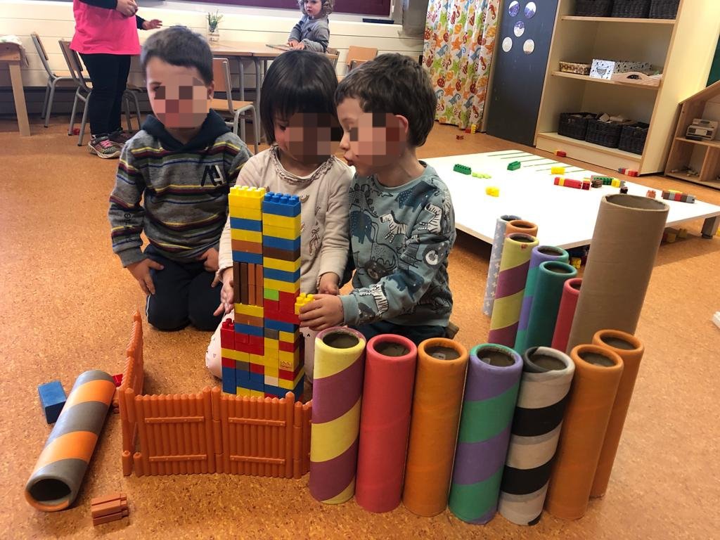 ie_martamata's tweet photo. Dona-li a l'infant material divers per construir i ell amb la  seva imaginació farà la resta. Quin regal poder-los observar i guiar en el procés dels seus aprenentatges.
❤
#InfIEMM https://t.co/dx53P058hN