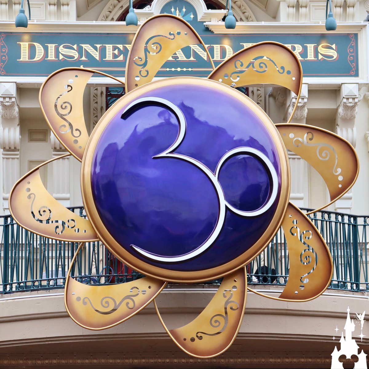 dlrpnc's tweet photo. [LIVE]

Good afternoon Disneyland Paris ! 👋🌷🏰 A cloudy Friday afternoon in Disneyland Park this weekend ! 🌨☔️✨

During this night, the medallion of the thirtieth anniversary of Disneyland Paris was installed on the facade of the Main Street USA station !  3️⃣0️⃣✨🌈🏰
#disney https://t.co/uBG6A0QRZA