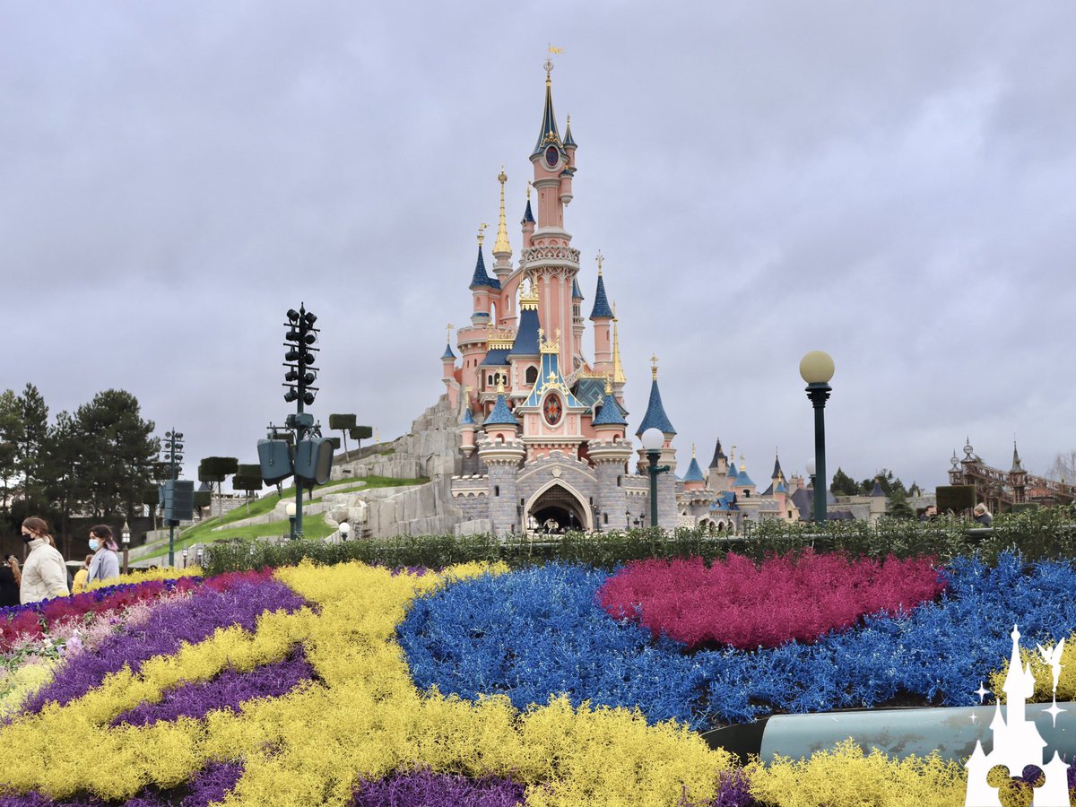 dlrpnc's tweet photo. [LIVE]

Good afternoon Disneyland Paris ! 👋🌷🏰 A cloudy Friday afternoon in Disneyland Park this weekend ! 🌨☔️✨

During this night, the medallion of the thirtieth anniversary of Disneyland Paris was installed on the facade of the Main Street USA station !  3️⃣0️⃣✨🌈🏰
#disney https://t.co/uBG6A0QRZA