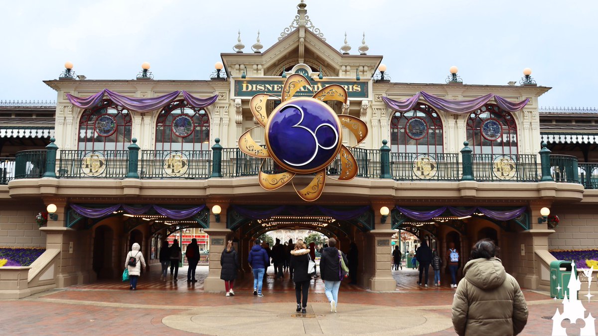 dlrpnc's tweet photo. [LIVE]

Good afternoon Disneyland Paris ! 👋🌷🏰 A cloudy Friday afternoon in Disneyland Park this weekend ! 🌨☔️✨

During this night, the medallion of the thirtieth anniversary of Disneyland Paris was installed on the facade of the Main Street USA station !  3️⃣0️⃣✨🌈🏰
#disney https://t.co/uBG6A0QRZA