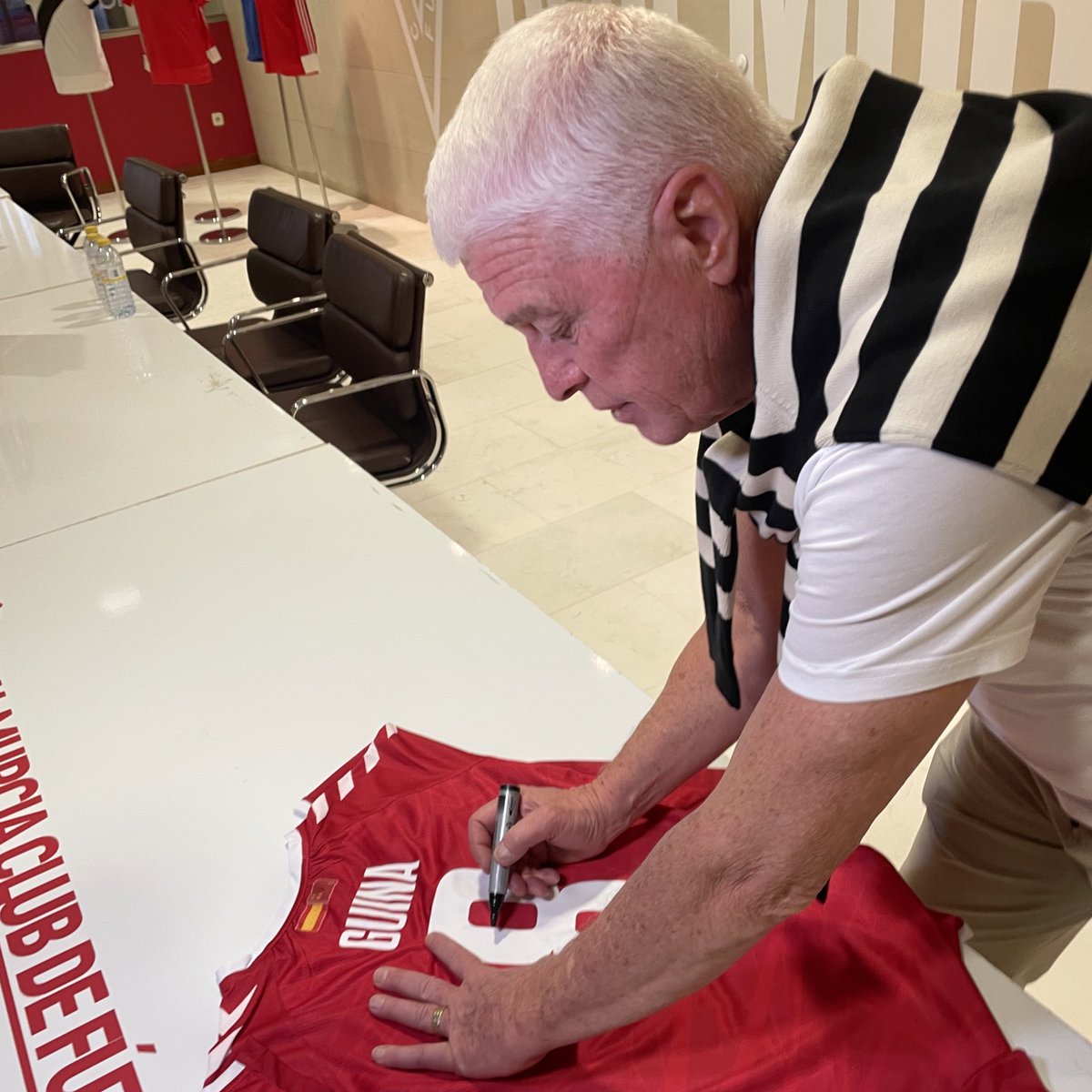 realmurciacfsad's tweet photo. #Sorteo #Guina | Colabora haciéndote con el libro y participa en el sorteo de esta camiseta #GUINA8 firmada.

¿Cómo? 
📸 Sube foto durante este mes de febrero con tu libro bajo el hashtag #LibroGuina

📕 Ya la venta en tienda oficial y próximamente online. https://t.co/LZ0EzGEaRZ