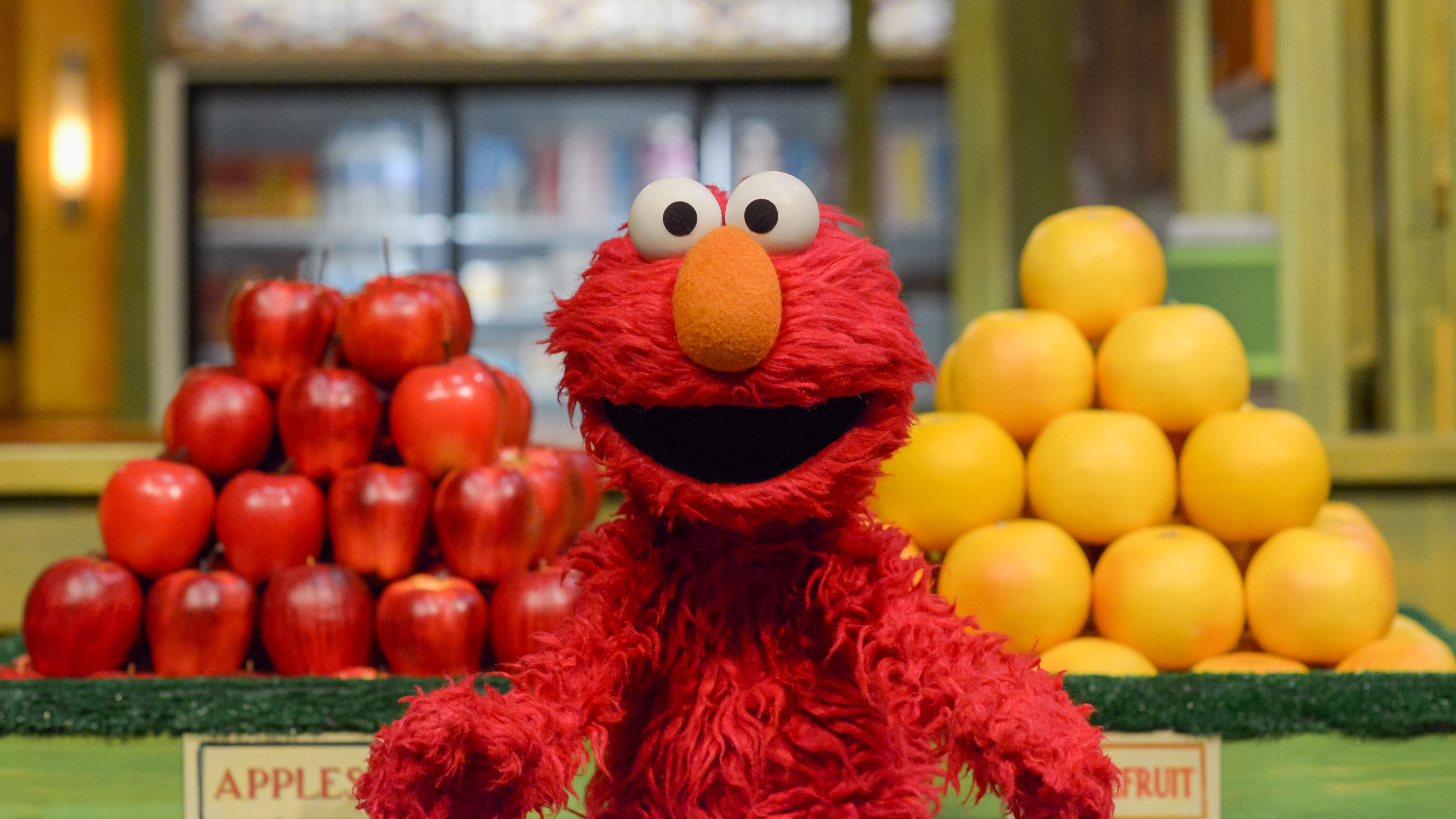 karton Ære ulæselig Elmo on Twitter: "Grownups say, "an apple a day, keeps the doctor away,"  but Elmo loves fruit so Elmo will have an orange too! Ha ha ha!  https://t.co/YeQt6CmsLw" / Twitter