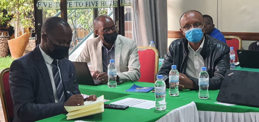 RwandaLocalGov's tweet photo. Kuri uyu wa Kane n’uwa Gatanu, twaganirije ibyiciro bitandukanye by’abanyamakuru mu rwego rwo kubasobanrira byimbitse uruhare rw’umuturage mu igenamigambi/imihigo n’ingengo y’imari by’igihugu. https://t.co/nBFVF74D31