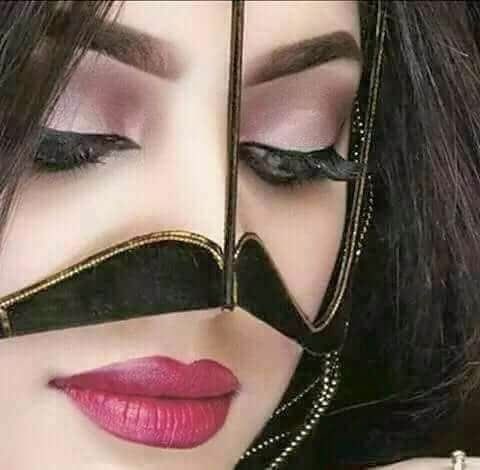 ماهي مجرد سولف واسر ياساري 
لا والله الااحبك واعشق عيونك

روحي تغنيك قبل تصافح اشعاري 
والقلب بيديك مجنونك ومفتونك❣️