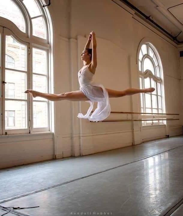 прыжок в шпагат. майя зарипова балерина. шпагат балерины. балерина фото. уставшая балерина.