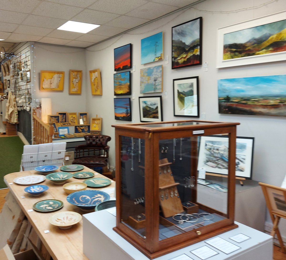 kate_pettitt's tweet photo. Called in to @BlossomStYork this morning to see Kim and the our Arnup Studios Group Exhibition. So nice to see all of our work together. Open until 28 March. #blossomstreetgallery #micklegate #york #arnupstudios #exhibition #whatsonyork https://t.co/JjrnFFTnWu