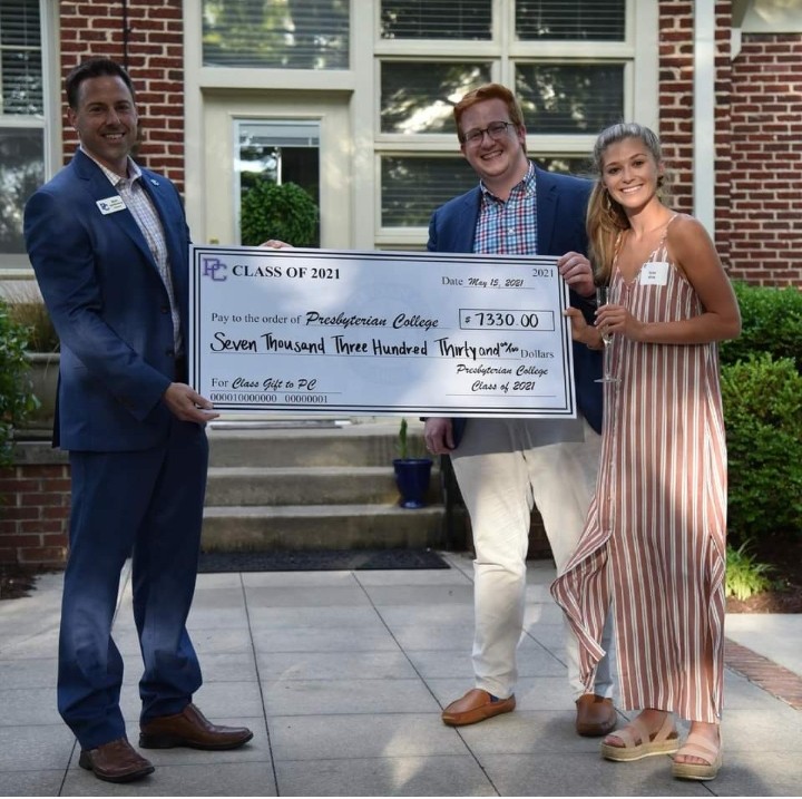 pcusabingewatch's tweet image. @presbycollege PC Class of 2021 at the president&apos;s house for senior wine and cheese celebration.  Congratulations on class campaign - (about 70%) seniors participated. Embody the motto: &quot;While we live, we serve.&quot; #OnOnPC #GoBlueHose (Photo: Matt VandenBerg)  #NationalDrinkWineDay