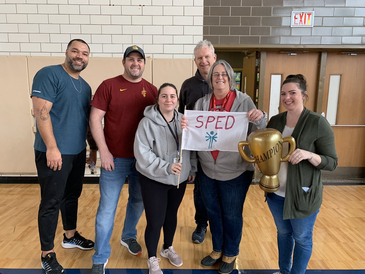 nickadiscenza's tweet photo. Fun and learning today for our teachers! Thanks all who presented and put time in to planning and organizing! We learned, laughed, and had fun! #BeATitan @jehribar @sblatnica @bmmsAP_Prok @Hall_Nick @hurstBCSD @LyndaMacquarrie https://t.co/O9b21ctLct