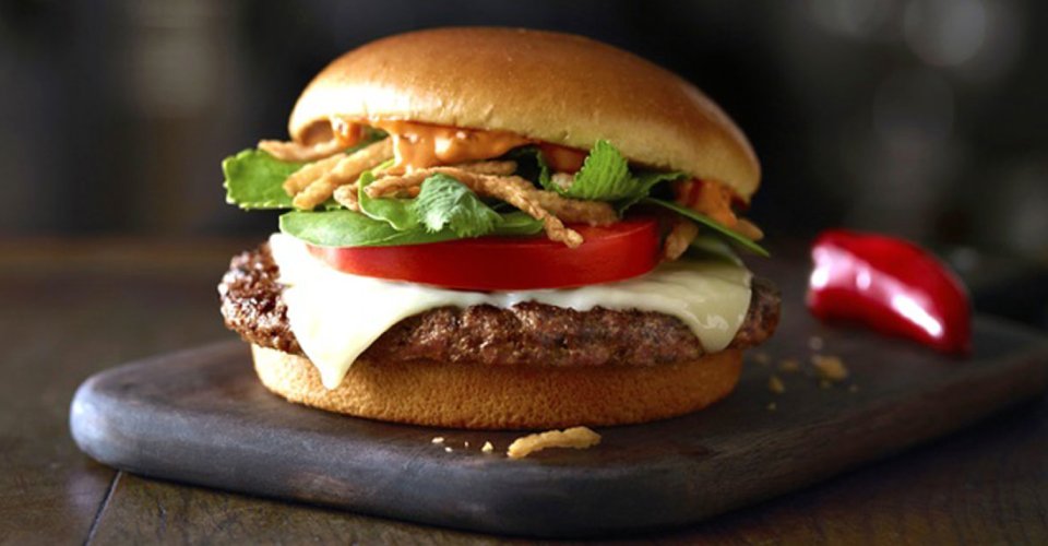 гамбургер классический. бургеры макдоналдс. картинка бургер с американским флагом. американский чизбургер. бургер дабл биф.