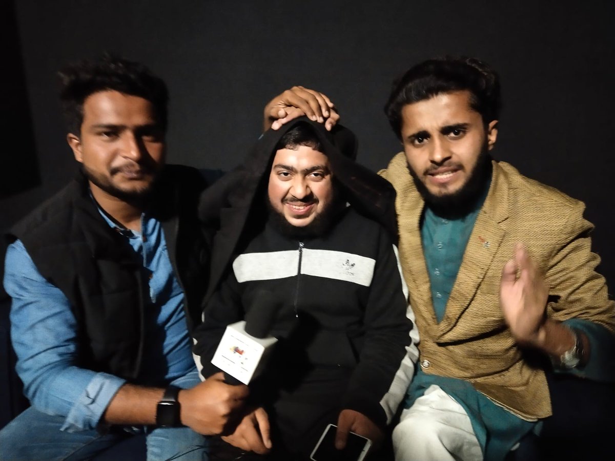 FaisalWraich's tweet photo. عائشہ اکرم (مینار پاکستان والی) اقرار الحسن اور یاسر شامی کو انٹرویو دیتے ہوئے😂
@iqrarulhassan 
@KhunaisUrRehman https://t.co/kLPJhGWFKo