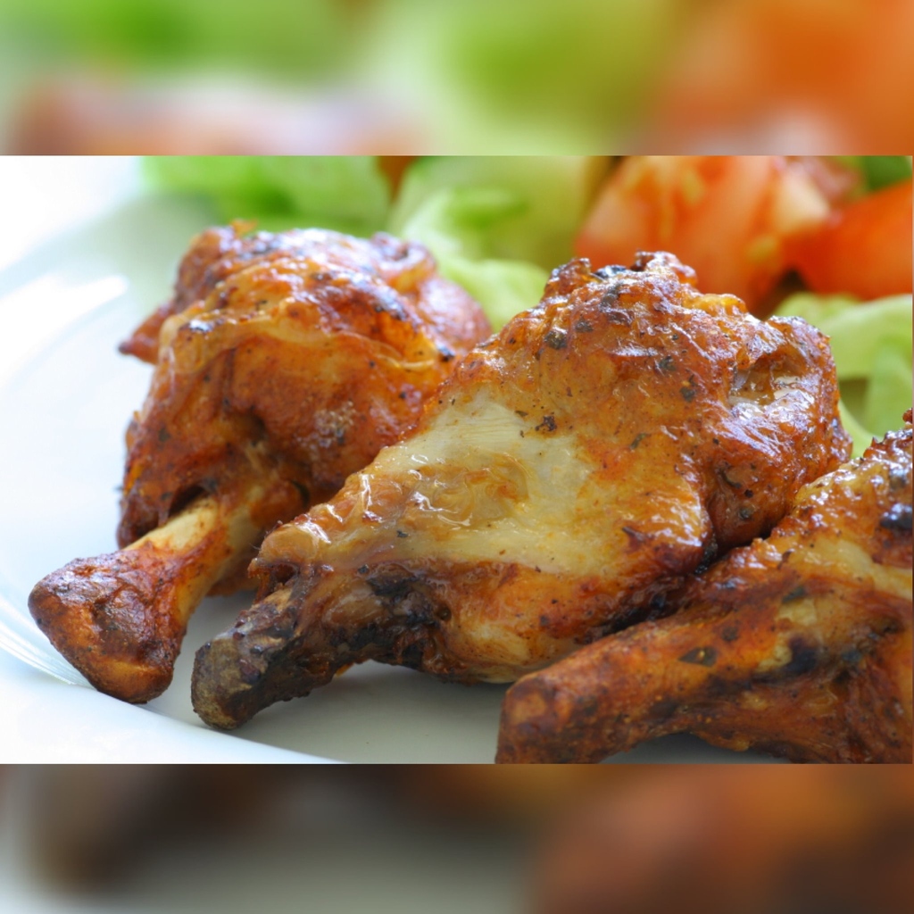 If your taste buds are craving #chicken 🍗, know that we've got you covered with our Hot Head Wings, which are served naked or with BBQ, buffalo, or Thai chili, along with ranch or bleu cheese.

Stop by today to indulge: saintsandsinnersnola.com

#saintsandsinners #nolabars