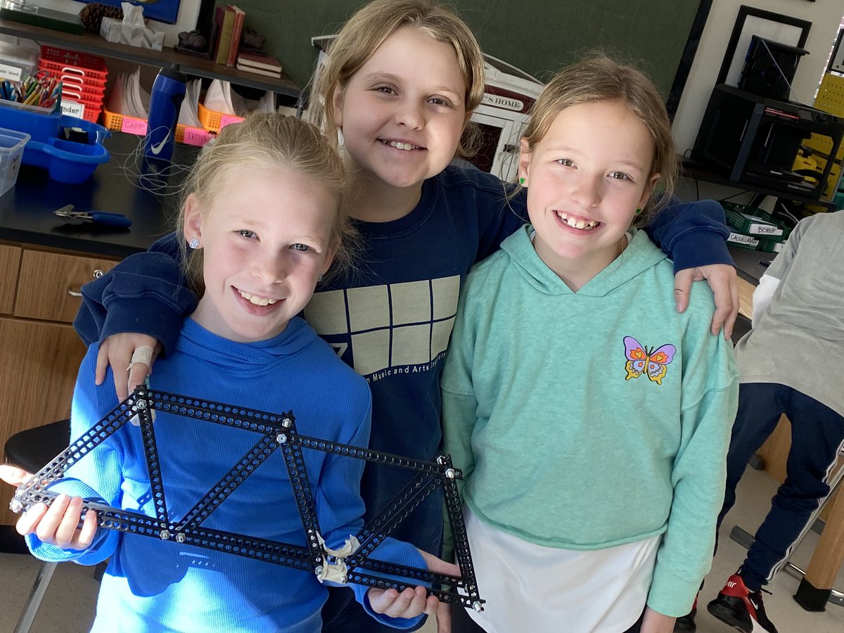 hyerlab's tweet photo. Fourth graders getting STEAMed up as they build bridges @HyerHuskies @GetTeacherGeek https://t.co/PyT5JcDwD6