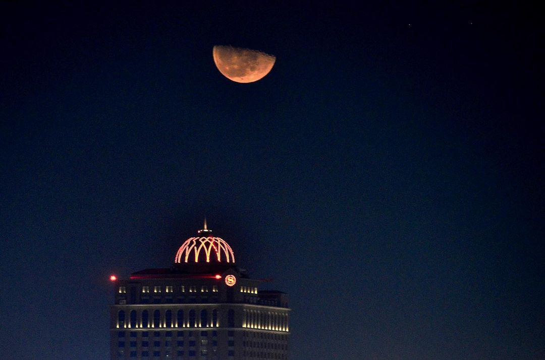 Sheraton MOE (@sheratonmoe) on Twitter photo Beautiful moon capture over #SheratonMOE 🌓
📸 by <a href="/osamaorgan/">osama organ</a>
#DestinationSheratonMOE #MallOftheEmirates #SheratonMOE #MyDubai #StaycationinDubai #Cityscape Beautiful moon capture over #SheratonMOE 🌓
📸 by <a href="/osamaorgan/">osama organ</a>
#DestinationSheratonMOE #MallOftheEmirates #SheratonMOE #MyDubai #StaycationinDubai #Cityscape
