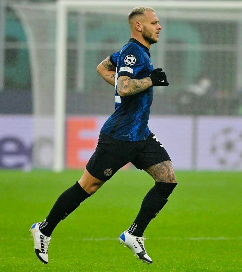 B24PT's tweet photo. Federico Dimarco foi a jogo na Champions League com uma edição única de umas Nike Mercurial inspiradas nos Air Jordan 1 Low x Travis Scott x Fragment 👟 https://t.co/gWIE9eRlMz