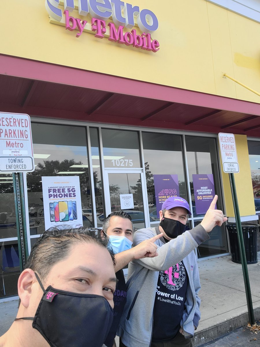 Finally able to meet Rockstar and ZM extraordinaire @BKGTMO here in the Sunshine State! Ensuring our @MetroByTMobile dealers are Tax Time Ready. Thanks for all you do. @garybenson1 @ShelleyMarsh30 @TonyCBerger @Sentowski8 @thayesnet