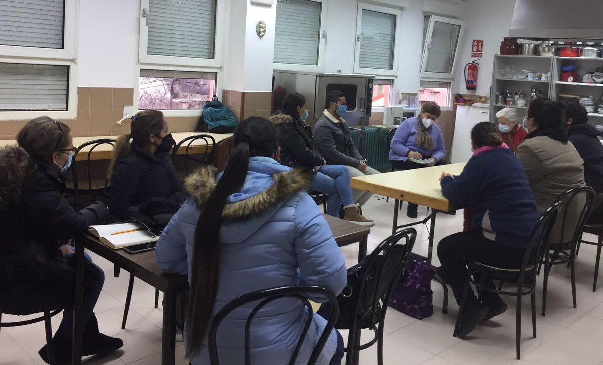 CaritasMadrid's tweet photo. 📈👨🎓 Un peldaño hacia el #empleo con la #formación en Atención a personas #dependientes en domicilios. Esperamos que este título les abra la puerta del #mercado #laboral a personas que solo quieren #integrarse en nuestra sociedad a través del #trabajo
https://t.co/Qtbi4J81J4 https://t.co/3yBJocTXcY