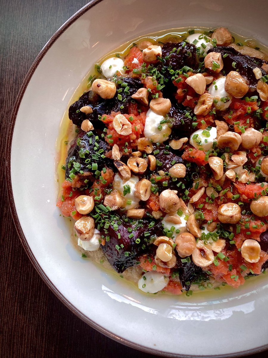 Rødbet, tomat chutney, yoghurt, hasselnøtter